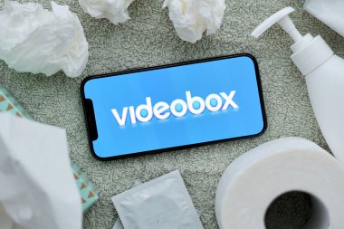 KYIV, UKRAINE - 23 HAZİRAN 2024 Video Kutusu yetişkin içeriği web sitesi logosu iPhone 12 Pro akıllı telefon ekranında