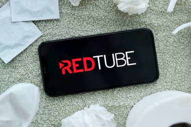 KYIV, UKRAINE - 23 Ocak 2024 RedTube yetişkin içeriği web sitesi logosu iPhone 12 Pro akıllı telefon ekranında