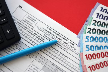 Son gelir vergisi dönemi için Endonezya vergi formu bildirim mektubu SPT 'nin muhasebeci masasındaki 4. paragraf 2