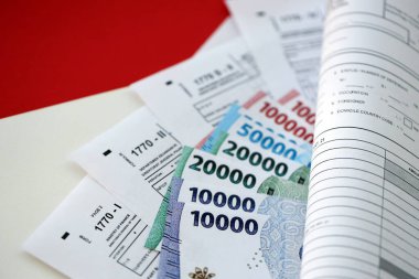 Endonezya vergi formları 1770 Bireysel Gelir İadesi ve masadaki paralı diğerleri yakın plan