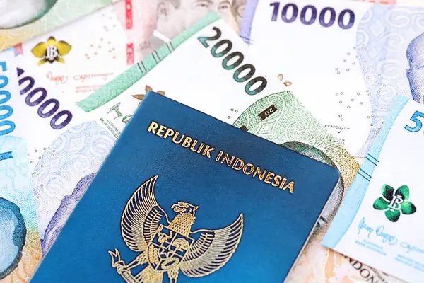 Endonezya pasaportu ve pek çok Endonezya rupia para birimi faturası kapanıyor.