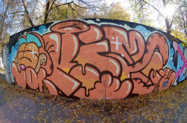 Duvara sokak sanatı grafitisinin balık gözü resmi. Sanat eserini farklı renklerde ve hatlarda spreyleyin. Yasadışı vandalizm kavramı