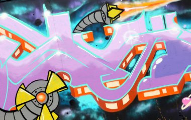 Duvarında parlak aerosol çizgileri olan grafiti resimlerinin renkli arka planı. Eski moda sokak sanatı sprey boya kutularından yapılmış. Çağdaş gençlik kültürü arka planı