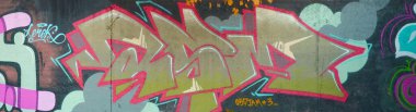 Sokak sanatı kültürü tarzında boya lekeleriyle süslenmiş eski duvar. Duvarında parlak aerosol çizgileri olan graffiti resimlerinin renkli arka planı. Renkli arkaplan dokusu