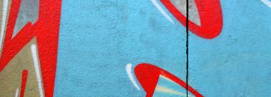 Duvarında parlak aerosol çizgileri olan grafiti resimlerinin renkli arka planı. Eski moda sokak sanatı sprey boya kutularından yapılmış. Çağdaş gençlik kültürü arka planı