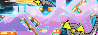 Duvarında parlak aerosol çizgileri olan grafiti resimlerinin renkli arka planı. Eski moda sokak sanatı sprey boya kutularından yapılmış. Çağdaş gençlik kültürü arka planı