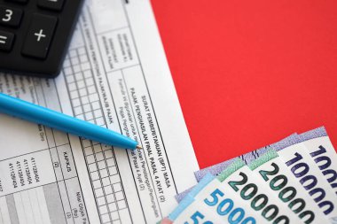 Son gelir vergisi dönemi için Endonezya vergi formu bildirim mektubu SPT 'nin muhasebeci masasındaki 4. paragraf 2
