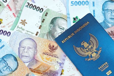Endonezya pasaportu ve pek çok Endonezya rupia para birimi faturası kapanıyor.