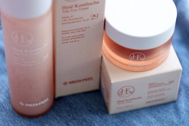 KYIV, UKRAINE - 27 Kasım 2023 Hyatt Kombucha, cilt kremi ve toner Medipeel markası ile karşı karşıya.