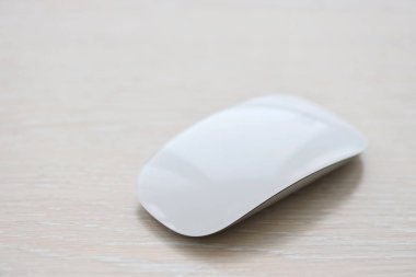 KYIV, UKRAINE - 27 Kasım 2023 Elma Sihirli Fare 3. nesil ahşap yüzeyde uzanıyor.