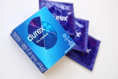 KYIV, UKRAINE - 27 Kasım 2023 Durex mavi prezervatifler.