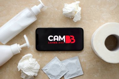 KYIV, UKRAINE - 23 Ocak 2024 CamBB yetişkin içeriği web sitesi logosu iPhone 12 Pro akıllı telefon ekranında