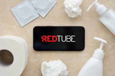 KYIV, UKRAINE - 23 Ocak 2024 RedTube yetişkin içeriği web sitesi logosu iPhone 12 Pro akıllı telefon ekranında