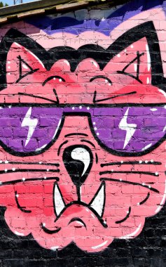 Duvarında parlak aerosol çizgileri olan grafiti resimlerinin renkli arka planı. Eski moda sokak sanatı sprey boya kutularından yapılmış. Çağdaş gençlik kültürü arka planı