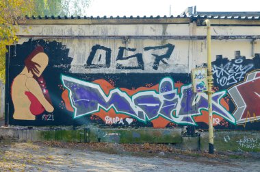 Sokak sanatı kültürü tarzında boya lekeleriyle süslenmiş eski duvar. Duvarında parlak aerosol çizgileri olan graffiti resimlerinin renkli arka planı. Renkli arkaplan dokusu