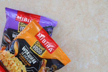 KYIV, UKRAINE - 31 Ekim 2023 Mivina Sokağı Hazır Erişte Paketleri bal soslu tavuklu wokshina. Mivina Ukraynalı hazır erişte ve makarna üreticisi.