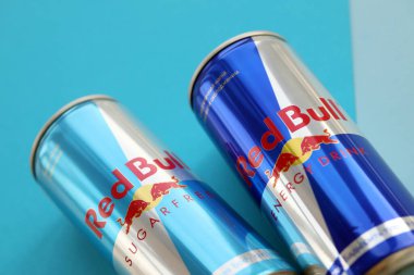 TERNOPİL, UKRAINE - 7 Temmuz 2023 Red Bull enerji içeceği alüminyum teneke kutu orijinal tasarımı yakın plan