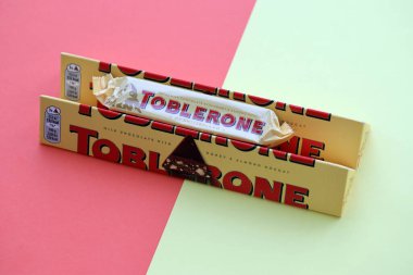 KYIV, UKRAINE - 31 Ekim 2023 Sarı Toblerone Çikolata. Toblerone 1908 yılında İsviçre 'de doğdu ve Theodor Tobler tarafından yaratıldı.