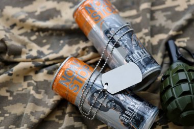 KYIV, UKRAINE - 31 Ekim 2023 Stop enerji içeceği sınırlı sayıdaki Stalker ve alüminyum teneke gaz maskeli karakter tasarımı ile kapatılabilir