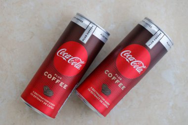 KYIV, UKRAINE - 31 Ekim 2023 Kahve aromalı Coca Cola Kutusu. Özel tasarımı olan kapalı bir teneke içki kutusu. İçeceklerinizi tazeleyeyim.