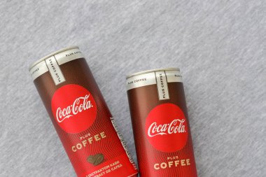 KYIV, UKRAINE - 31 Ekim 2023 Kahve aromalı Coca Cola Kutusu. Özel tasarımı olan kapalı bir teneke içki kutusu. İçeceklerinizi tazeleyeyim.