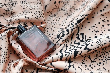 KYIV, UKRAINE - 31 Ekim 2023 Narciso Rodriguez Musc Noir Rose parfüm şişesi için. Narciso Jesus Rodriguez New Jersey 'li bir moda tasarımcısı.