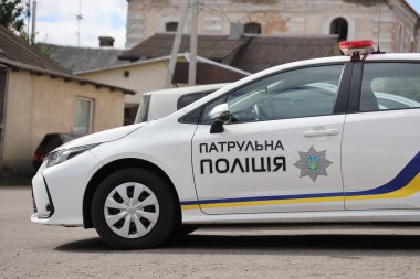 TERNOPİL, UKRAINE - 7 Temmuz 2023 Ukrayna devriye polisi beyaz araba polis ışıkları ve çıkartmaları açık havada