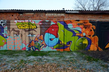 Sokak sanatı kültürü tarzında boya lekeleriyle süslenmiş eski duvar. Duvarında parlak aerosol çizgileri olan graffiti resimlerinin renkli arka planı. Renkli arkaplan dokusu