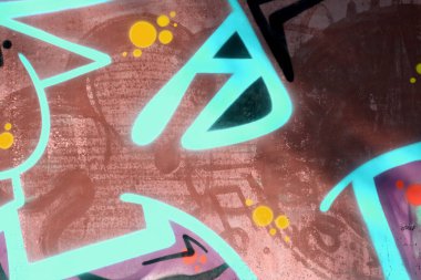 Duvarında parlak aerosol çizgileri olan grafiti resimlerinin renkli arka planı. Eski moda sokak sanatı sprey boya kutularından yapılmış. Çağdaş gençlik kültürü arka planı