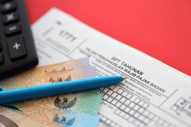 Endonezya vergi formu 1771 kurumsal vergi mükellefleri yıllık gelir vergisi iadesi kalemle muhasebeci masasında yatıyor