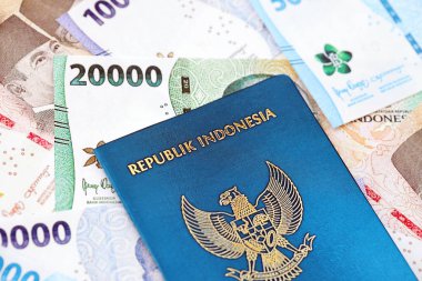 Endonezya pasaportu ve pek çok Endonezya rupia para birimi faturası kapanıyor.