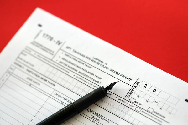 Индонезийская налоговая форма 1770-4 Индивидуальный подоходный налог Возврат и ручка на столе закрыть
