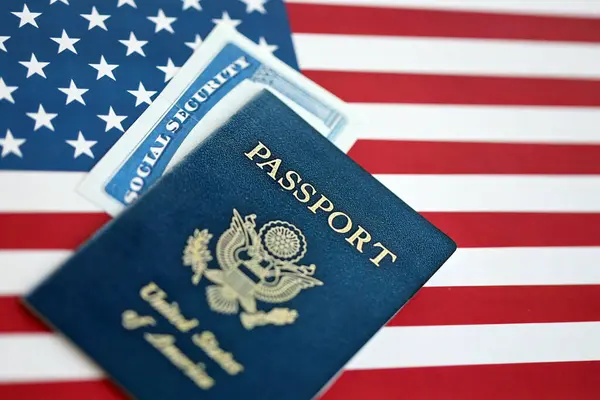 Amerika Birleşik Devletleri 'nin yeni mavi pasaport ve sosyal güvenlik numarası ABD bayraklarında. ABD vatandaşlığı alma kavramı