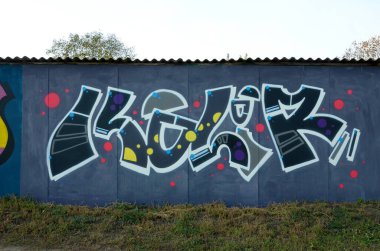 Sokak sanatı kültürü tarzında boya lekeleriyle süslenmiş eski duvar. Duvarında parlak aerosol çizgileri olan graffiti resimlerinin renkli arka planı. Renkli arkaplan dokusu