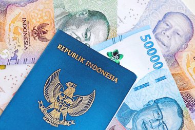 Endonezya pasaportu ve pek çok Endonezya rupia para birimi faturası kapanıyor.