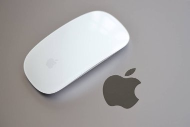 KYIV, UKRAINE - 27 Kasım 2023 Apple Magic Mouse 3. Nesil Gri MacBook 2021 ile yakın plan