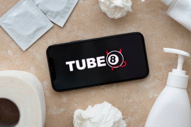 KYIV, UKRAINE - 23 Ocak 2024 Tube8 yetişkin içeriği web sitesi logosu iPhone 12 Pro akıllı telefon ekranında