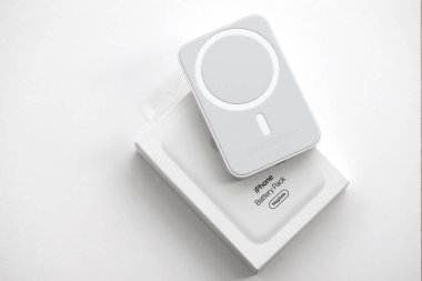 KYIV, UKRAINE - 31 Ekim 2023 Apple MagSafe bataryası iPhone 'u mıknatıs bağlantısıyla şarj etmek için. Mag Güvenli modern taşınabilir güç bankası aygıtı