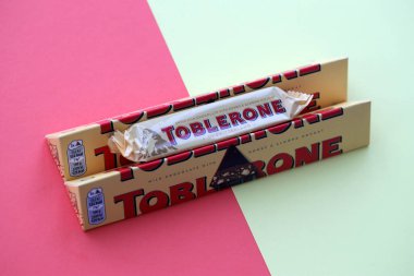 KYIV, UKRAINE - 31 Ekim 2023 Sarı Toblerone Çikolata. Toblerone 1908 yılında İsviçre 'de doğdu ve Theodor Tobler tarafından yaratıldı.