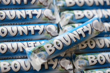 KYIV, UKRAINE - 31 Ekim 2023 Kakao aromalı Bounty çikolataları. Bounty Çikolata, Amerikan Mars Şirketi 'nin bir markası.