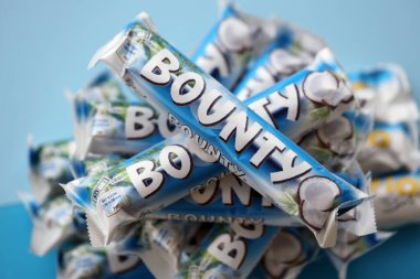 KYIV, UKRAINE - 31 Ekim 2023 Kakao aromalı Bounty çikolataları. Bounty Çikolata, Amerikan Mars Şirketi 'nin bir markası.