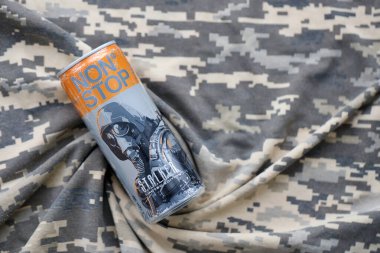 KYIV, UKRAINE - 31 Ekim 2023 Stop enerji içeceği sınırlı sayıdaki Stalker ve alüminyum teneke gaz maskeli karakter tasarımı ile kapatılabilir