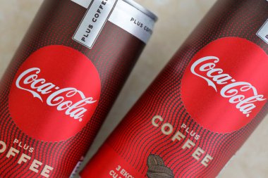 KYIV, UKRAINE - 31 Ekim 2023 Kahve aromalı Coca Cola Kutusu. Özel tasarımı olan kapalı bir teneke içki kutusu. İçeceklerinizi tazeleyeyim.