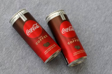 KYIV, UKRAINE - 31 Ekim 2023 Kahve aromalı Coca Cola Kutusu. Özel tasarımı olan kapalı bir teneke içki kutusu. İçeceklerinizi tazeleyeyim.