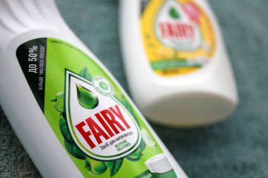 KYIV, UKRAINE - 31 Ekim 2023 Plastik şişe Peri, Procter ve Gamble tarafından üretilen sıvıyı yıkıyor ve Avrupa 'nın çoğu yerinde satılıyor