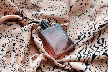 KYIV, UKRAINE - 31 Ekim 2023 Narciso Rodriguez Musc Noir Rose parfüm şişesi için. Narciso Jesus Rodriguez New Jersey 'li bir moda tasarımcısı.