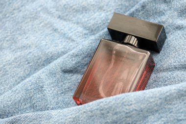 KYIV, UKRAINE - 31 Ekim 2023 Narciso Rodriguez Musc Noir Rose parfüm şişesi için. Narciso Jesus Rodriguez New Jersey 'li bir moda tasarımcısı.