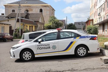TERNOPİL, UKRAINE - 7 Temmuz 2023 Ukrayna devriye polisi beyaz araba polis ışıkları ve çıkartmaları açık havada