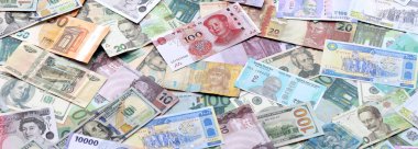 Farklı para birimlerinden bir sürü banknot. Rastgele para akışının arka planı kapanıyor.