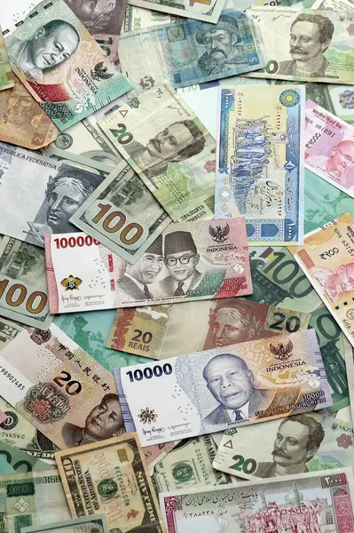 Farklı para birimlerinden bir sürü banknot. Rastgele para akışının arka planı kapanıyor.